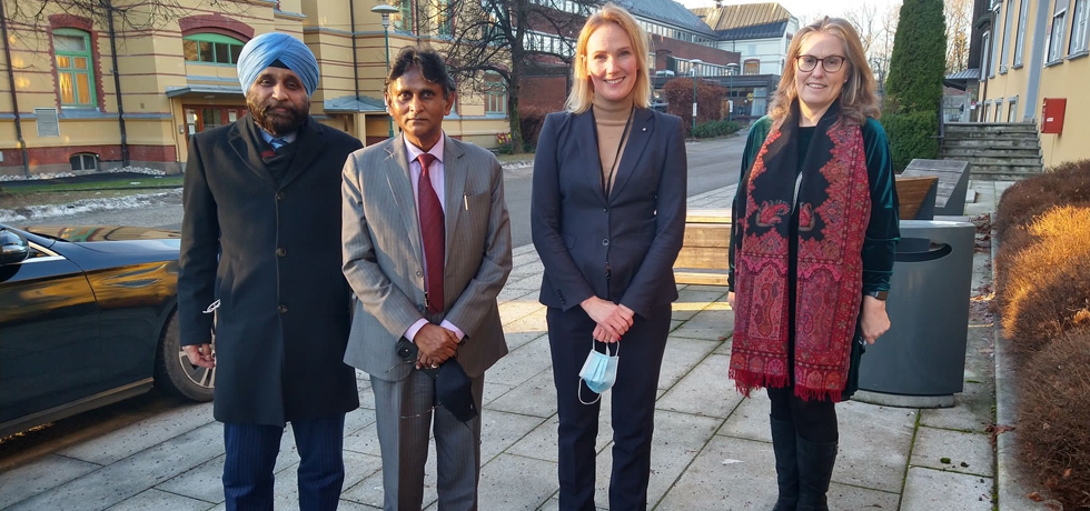 H.E. Dr. B. Bala Bhaskar, Ambassador of India to Norway being received by Dr. Helene Lund, Pro-Rector for Education, VID, the Specialized University and Ms. Benedicte Sorensøn Strøm, Student Coordinator and Team Leader, VID during his visit on 17 December, 2021.