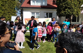 The Embassy of India in Oslo and the Indian community in Oslo organized the First Oslo Color Festival 2022 on 7 May, 2022.  H.E. Dr. B. Bala Bhaskar, Ambassador of India to Norway and Madam Ambassador gave away medals and certificates to the participants and volunteers at India House on 14 May, 2022