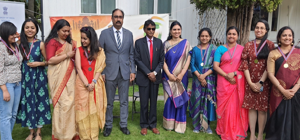 H.E. Dr. B. Bala Bhaskar, Ambassador of India to Norway and Madam Ambassador gave away medals and certificates to the participants and volunteers of the First Oslo Color Festival held on 7 May, 2022 at the India House on 14 May, 2022.