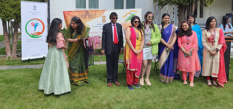 H.E. Dr. B. Bala Bhaskar, Ambassador of India to Norway and Madam Ambassador gave away medals and certificates to the participants of the First Oslo Color Festival held on 7 May, 2022.