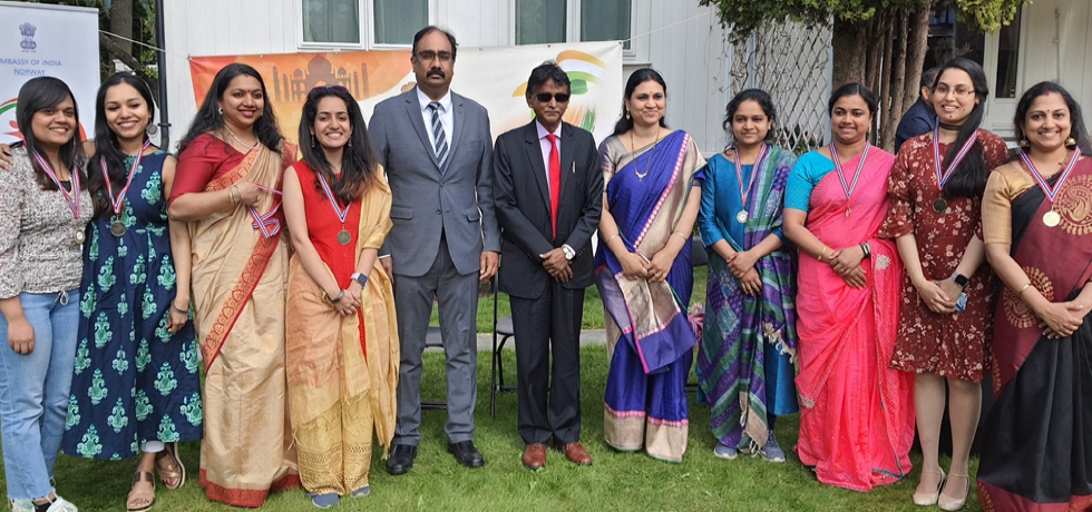 H.E. Dr. B. Bala Bhaskar, Ambassador of India and Madam Ambassador gave away medals and certificates to the participants of the First Oslo Color Festival held on 7 May, 2022. 