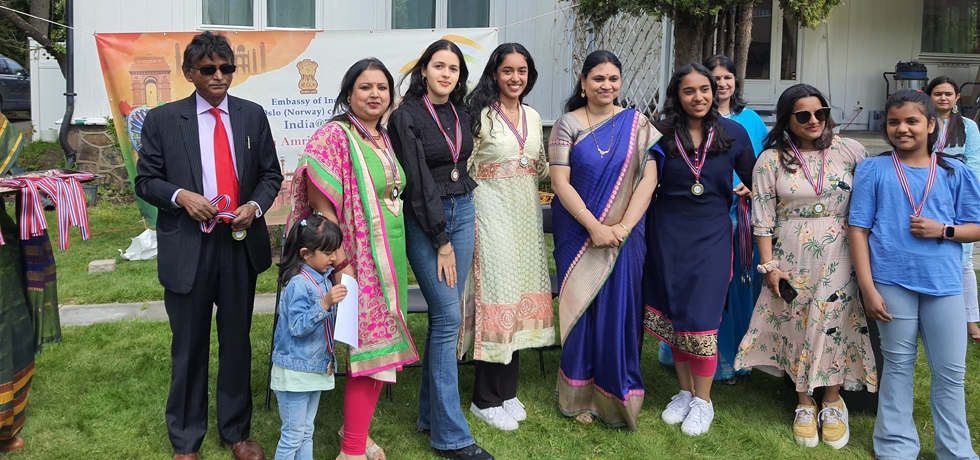 H.E. Dr. B. Bala Bhaskar, Ambassador of India to Norway and Madam Ambassador with the participants in the First Oslo Colour Festival held on 7 May, 2022.