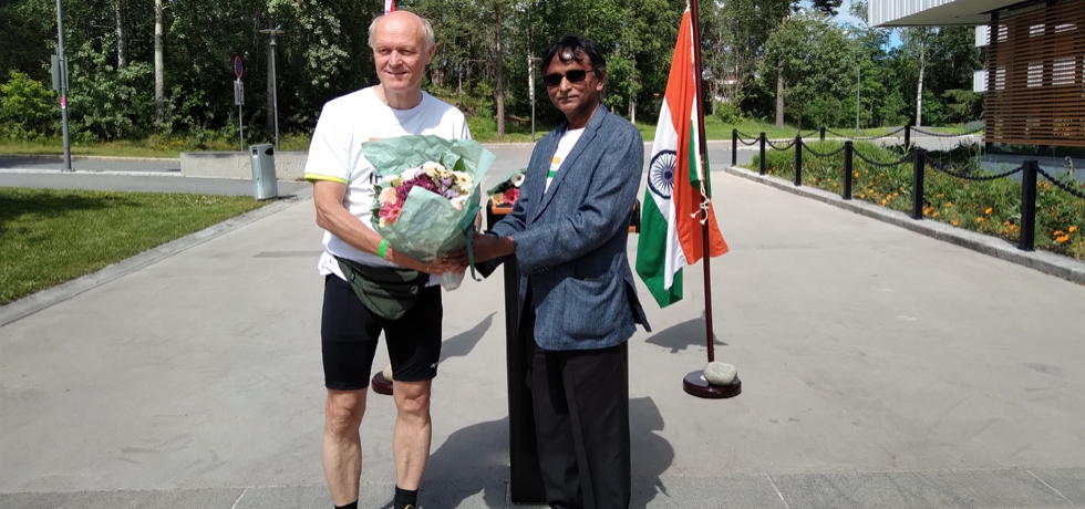 Dr. B. Bala Bhaskar, Ambassador of India to Norway presenting a bouquet to Mr. Steinar Murud, Secretary-General, Universal Peace Foundation, Norwegian Chapter during the First India-Norway Friendship Bike Rally on 19 June, 2022.