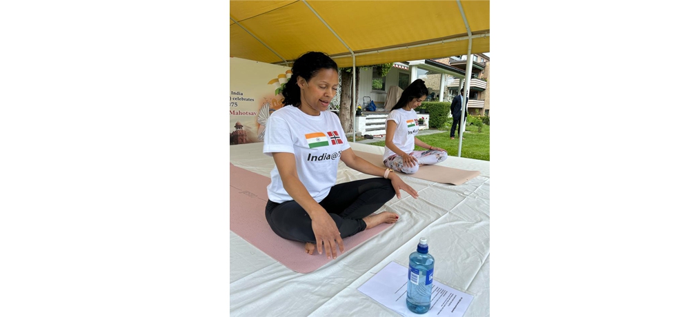 Ms. Jenny Vagane and Ms. Kamaldeep Banga, the Yoga experts during the IDY 2022 organized by Mission in Oslo on 21 June, 2022.