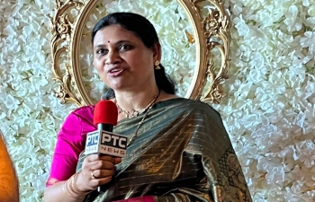 Mrs. Kavitha Bhaskar, wife of Ambassador of India to Norway being interviewed by the PTC (Punjabi) channel during the Saree Fest 2022 in Oslo held on 29 June, 2022.
