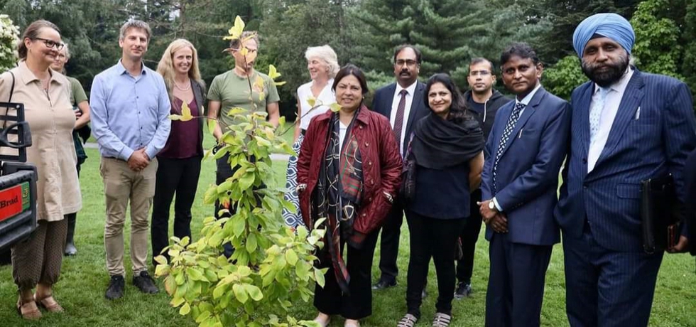 H.E. Smt. Meenakashi Lekhi, MOS for EA and Culture & Dr. B. Bala Bhaskar, Ambassador of India to Norway with officials of the Botanical Garden, University of Oslo.